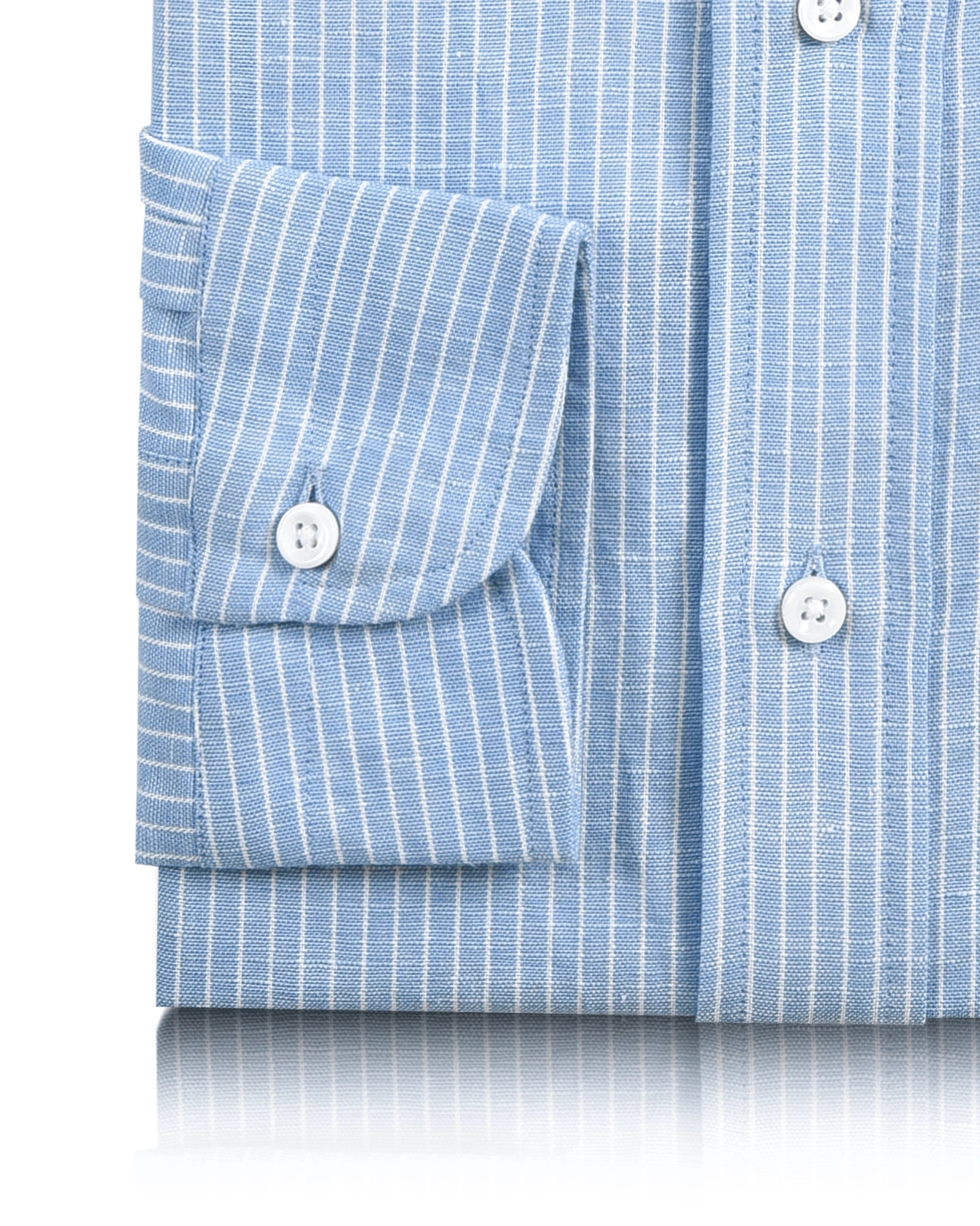 Blau gestreiftes Leinenhemd: Frischer Weiß-Blau-Look für sonnige Tage, lässig und stilvoll.